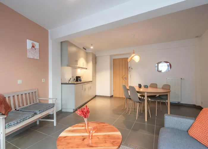 Bright, Calm & Stylish With Balcony